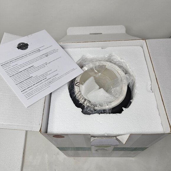 Scentsy Build A Snowman Wax Warmer Retired W/Box - Picture 6 of 6